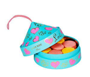 Ladurée-Valentine's-Day-macarons-box